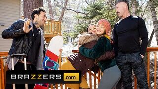 Brazzers - Грудастую Красотку Эбигейл Мак Жестко Трахнули Маленькими Руками В Снегу порно